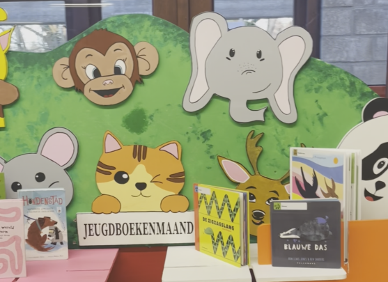 Onze leerlingen installeerden hun zelf ontworpen boekenstand in de bib van Overijse!